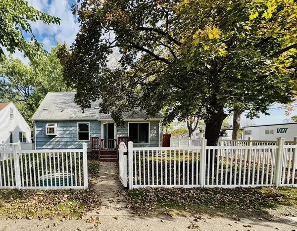 1444 Saint Albans Street N, Saint Paul, MN 55117