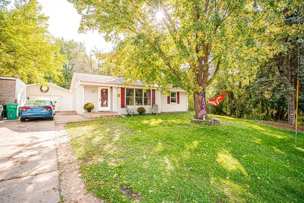 430 County Road B2 W, Roseville, MN 55113