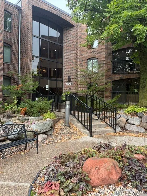 6051 Laurel Avenue #214, Golden Valley, MN 55416