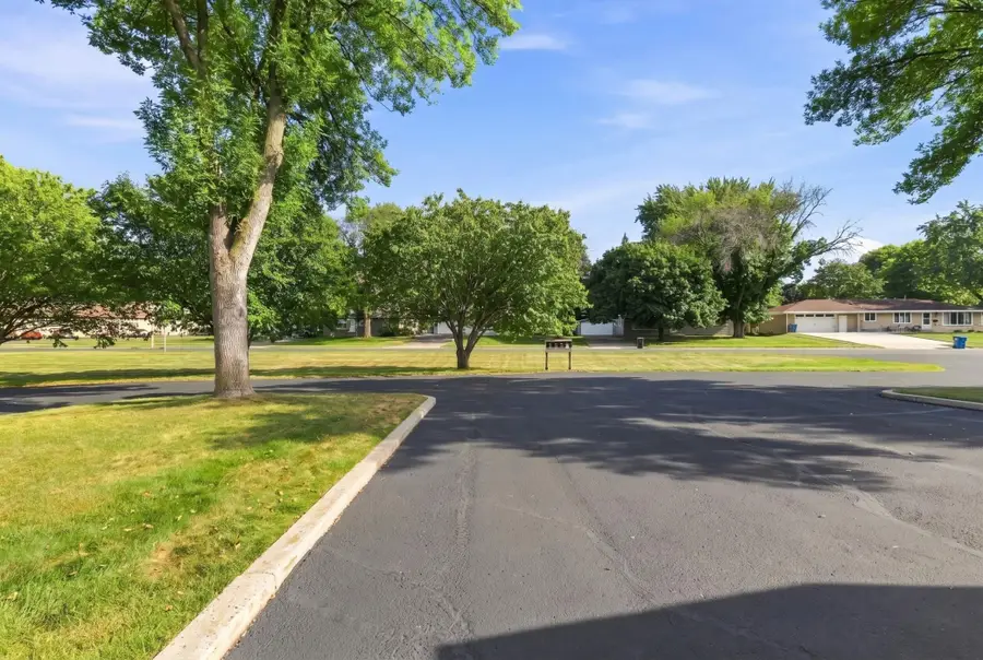 1685 6th Avenue W, Shakopee, MN 55379 - #2