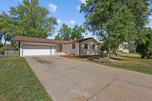 695 Iona Lane, Roseville, MN 55113