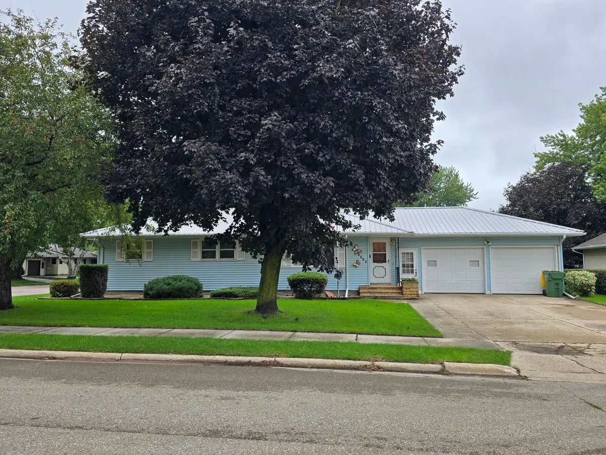 1112 6th Avenue Sw, Pipestone, MN 56164 - #1