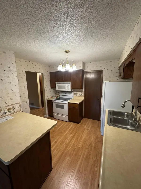 1890 Fox Ridge Drive #B, Saint Paul, MN 55118