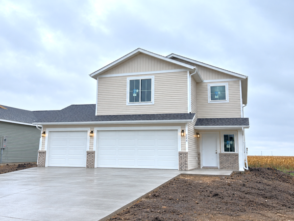 224 Lionheart Drive, Horace, ND 58047