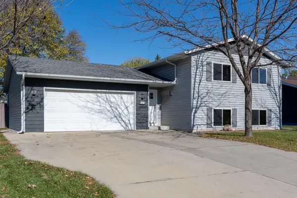 915 8th Avenue Nw, Hutchinson, MN 55350