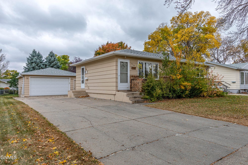 719 Albany Drive, Bismarck, ND 58504 BHGRE