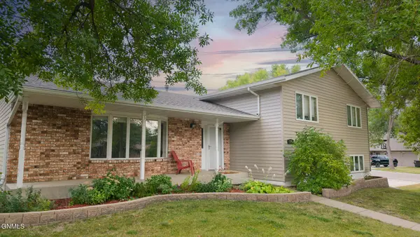 304 21 Avenue Ne, Jamestown, ND 58401