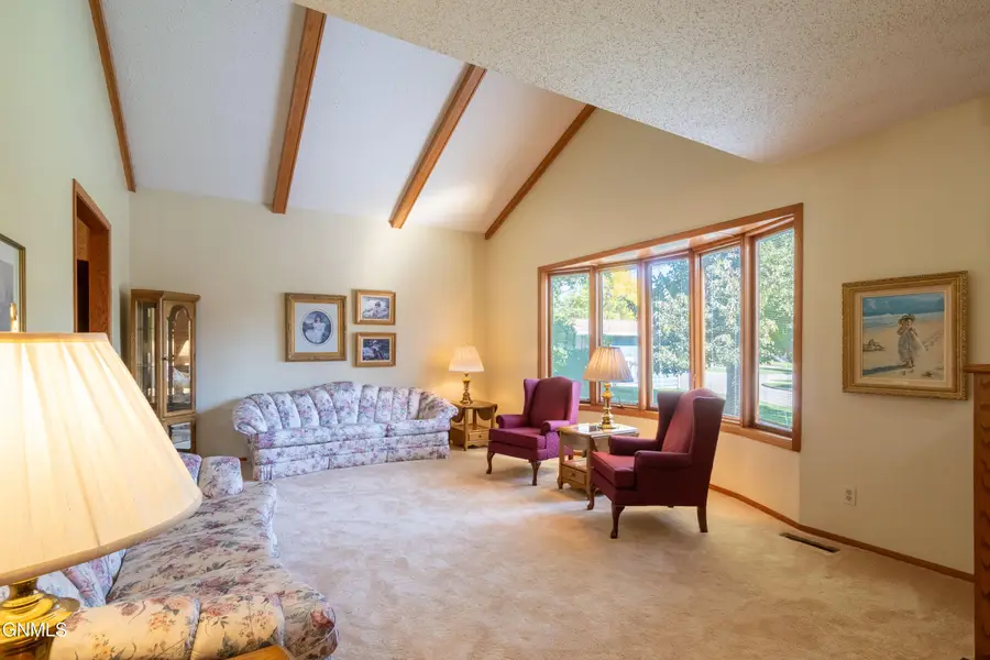 747 5th Avenue Nw, Valley City, ND 58072 - #3