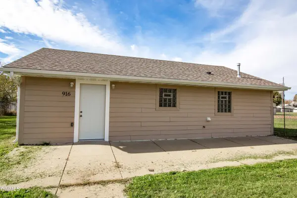 916 1st Avenue E, New England, ND 58647
