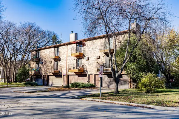 403 11th Avenue S, Fargo, ND 58103