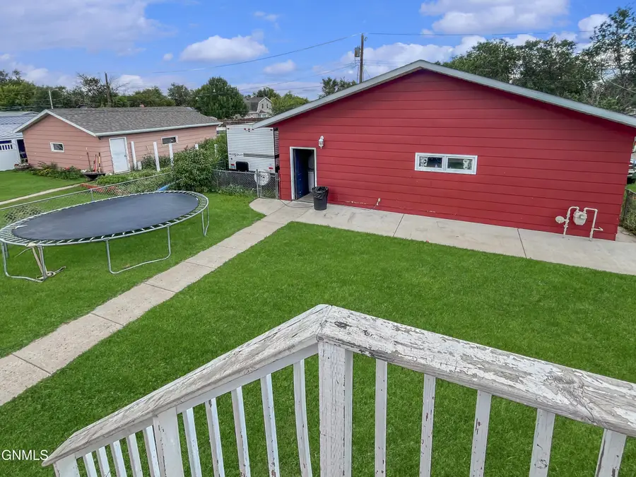 910 8th Avenue W, Williston, ND 58801 - Image #2