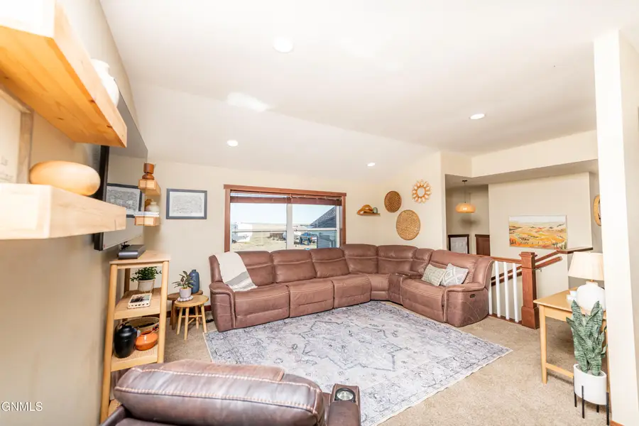 213 27th Avenue Ne, Watford City, ND 58854 - Image #3