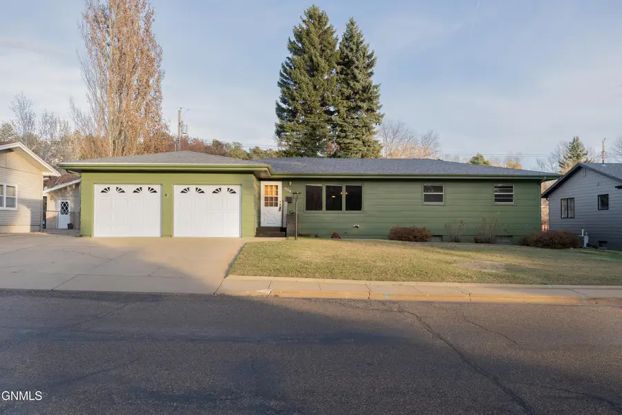 908 8th Avenue W, Dickinson, ND 58601 - Image #2