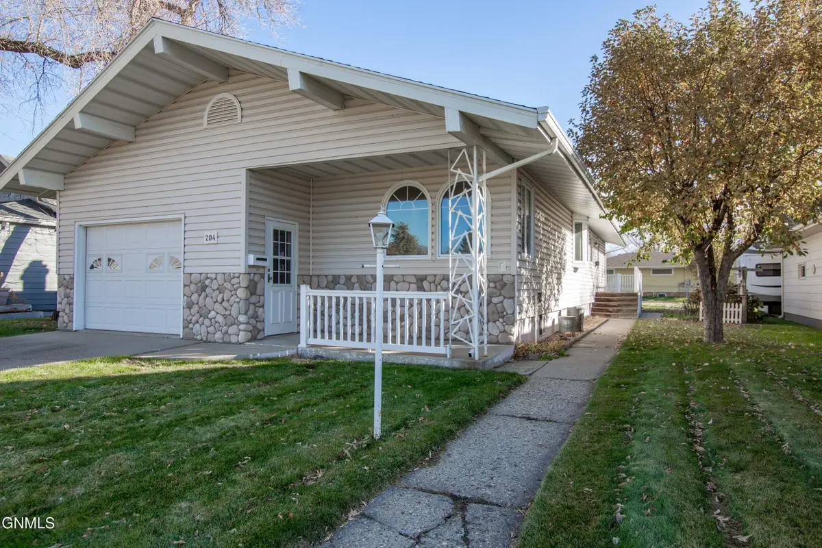 204 1st Avenue Ne, Beulah, ND 58523 - Image #1