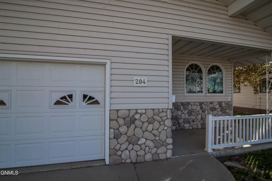 204 1st Avenue Ne, Beulah, ND 58523 - Image #3