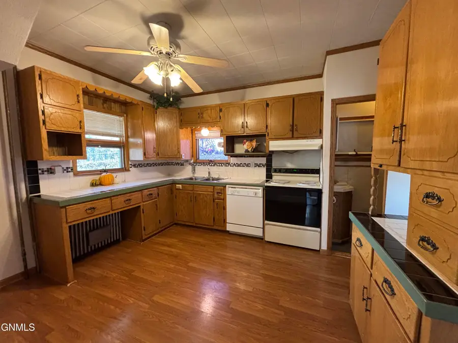 507 Collins Avenue, Mandan, ND 58554 - Image #2
