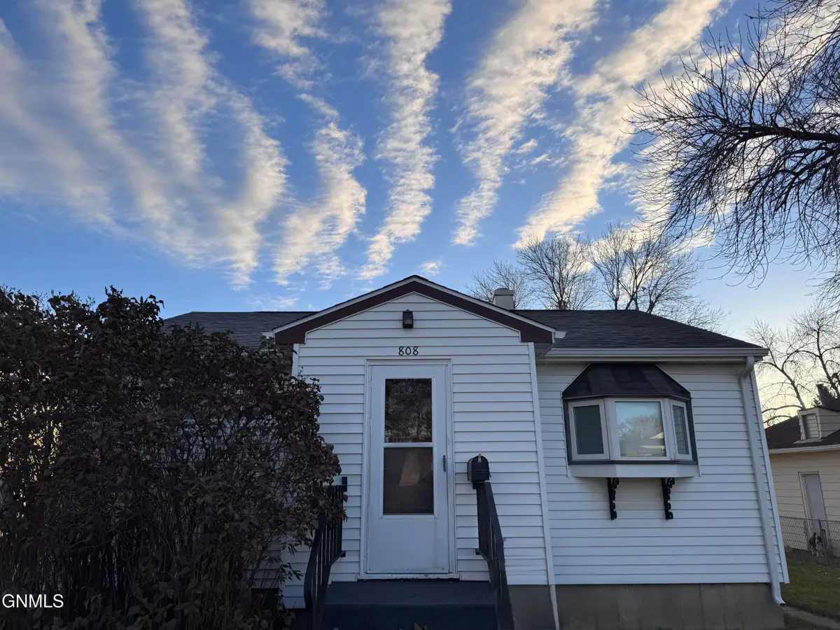 808 University Avenue, Williston, ND 58801 - Image #1