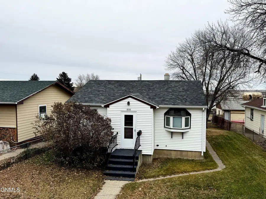 808 University Avenue, Williston, ND 58801 - Image #2