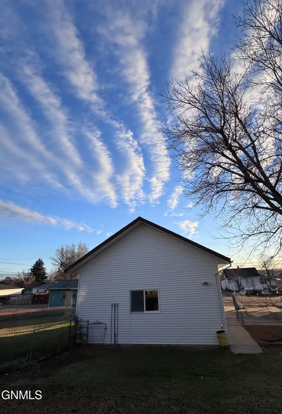 808 University Avenue, Williston, ND 58801 - Image #3