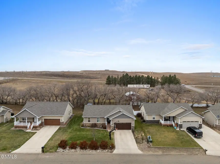 1501 Pheasant Ridge Street, Watford City, ND 58854 - Image #2