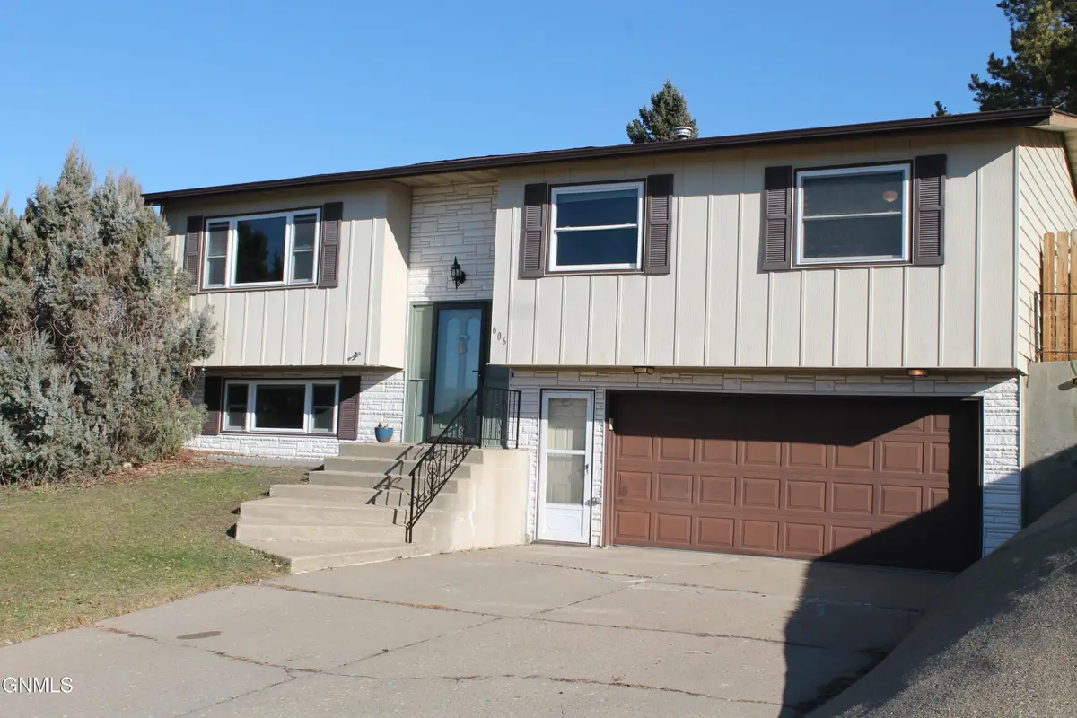 606 5th Avenue Nw, Mandan, ND 58554 - Image #1