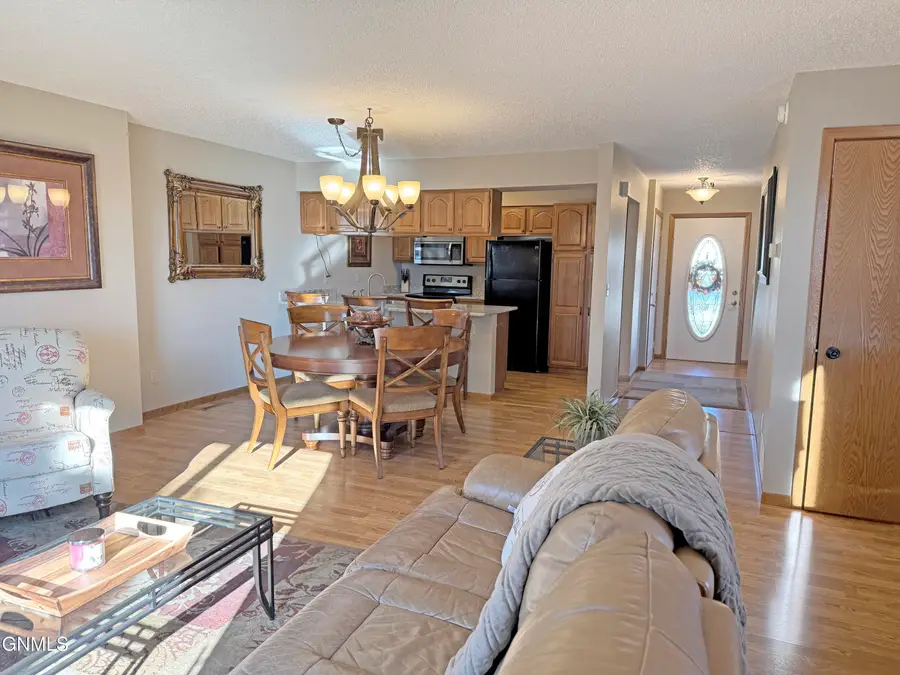 3806 Montreal Street N, Bismarck, ND 58503 - Image #3