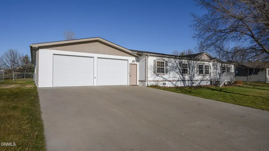 808 Divide Street, Hazen, ND 58545 - Image #3
