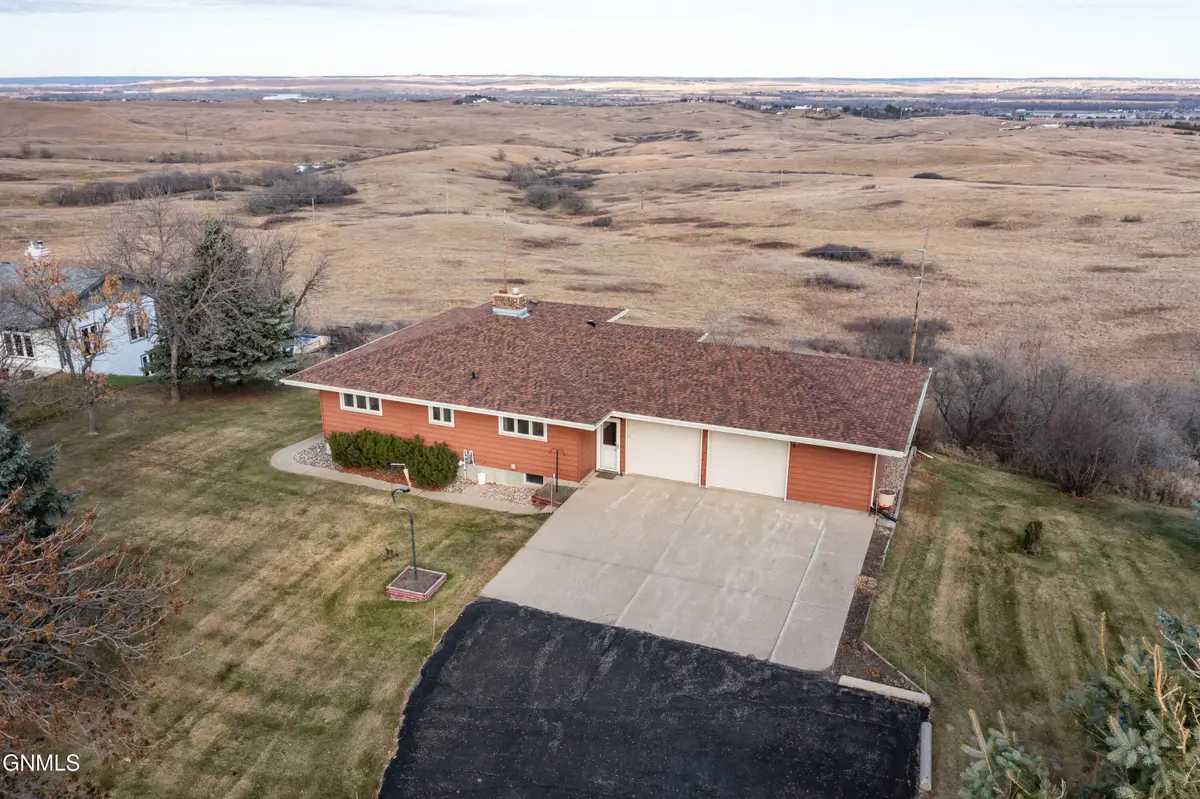 4004 Old Red Trail Nw, Mandan, ND 58554 - Image #1