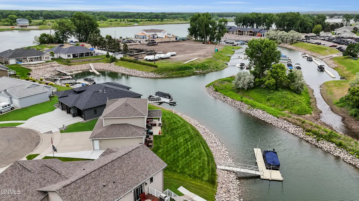 2207 Bridgeview Court Se, Mandan, ND 58554 - Image #1