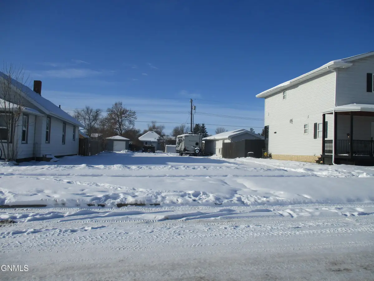 609 5th Avenue W, Williston, ND 58801 - Image #1