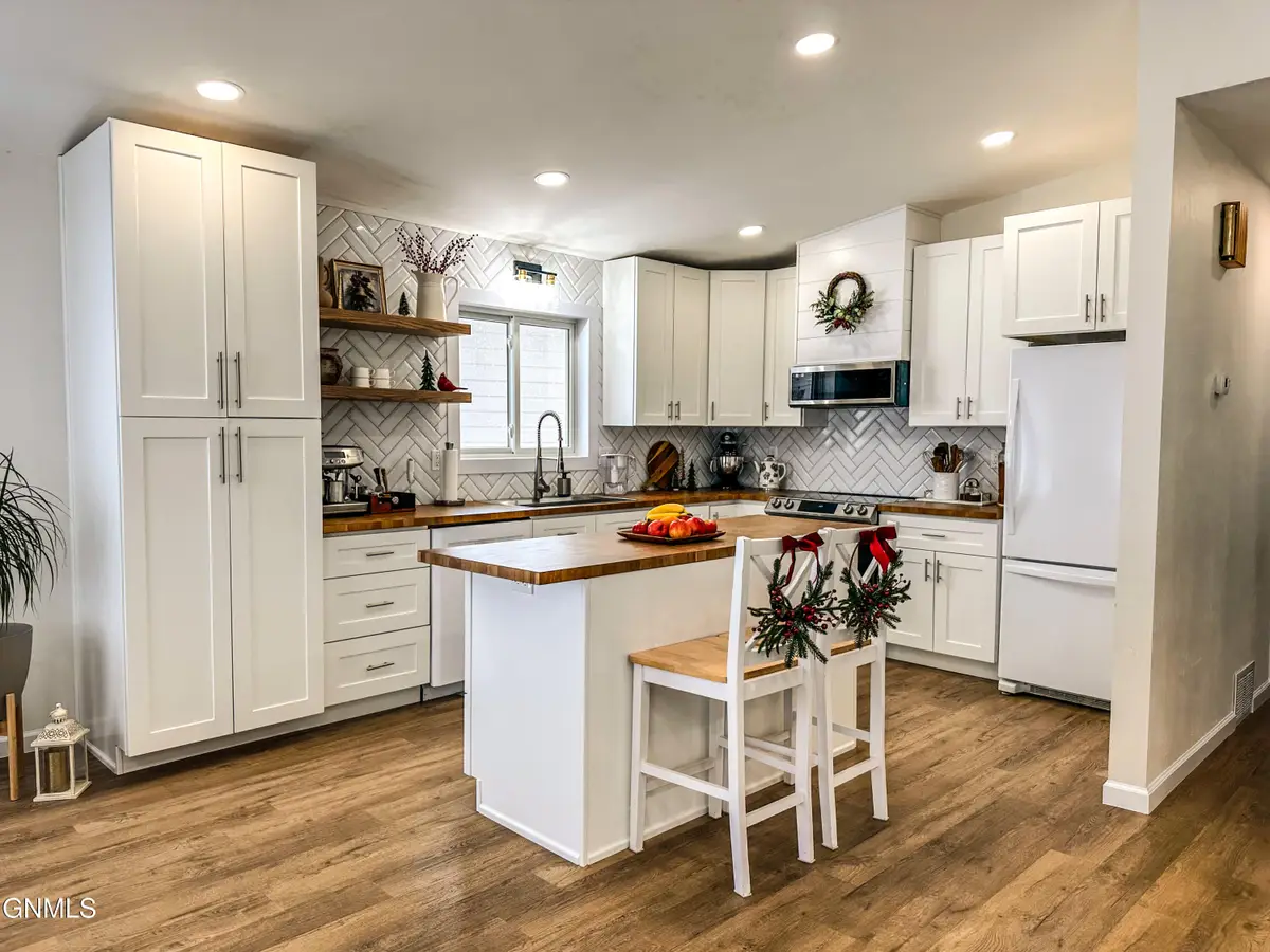 1526 Oakland Drive, Bismarck, ND 58504 - Image #1