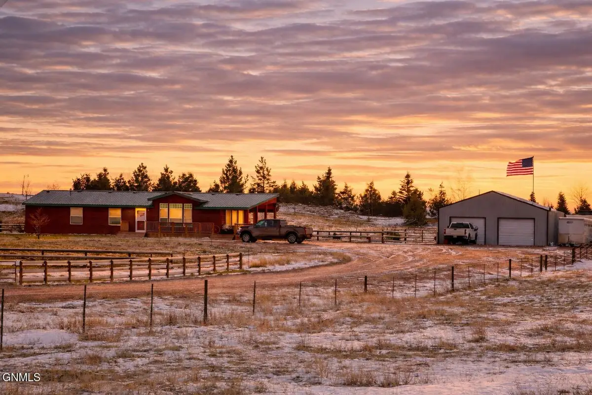 1005 7th Street Nw, Bowman, ND 58623 - Image #1