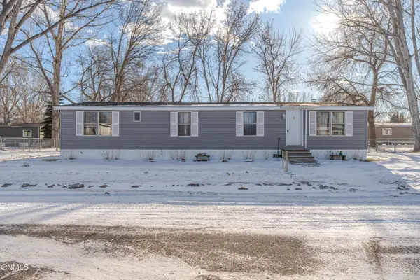 454 Piccadilly Circle, Bismarck, ND 58504