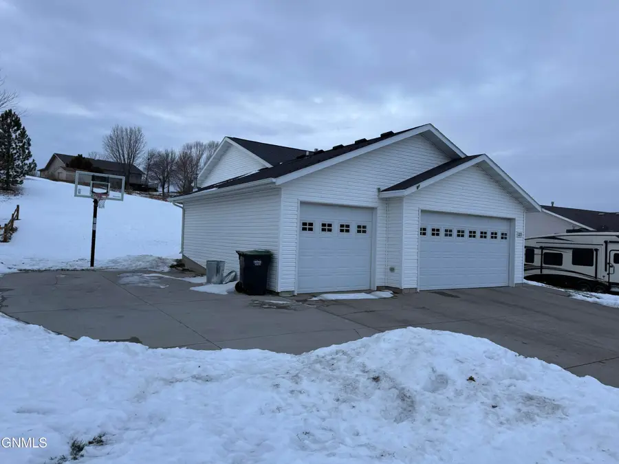 2213 Eastview Place Se, Mandan, ND 58554 - Image #2