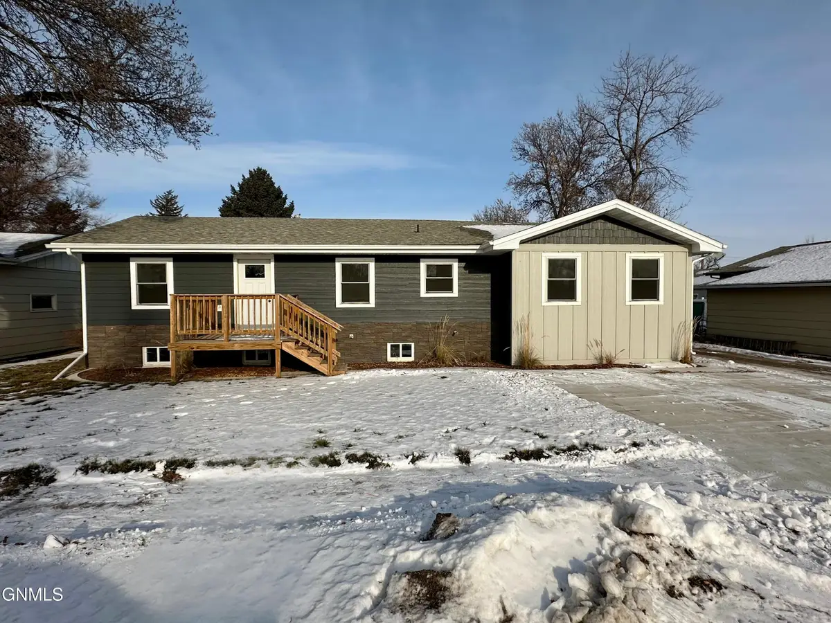 114 3rd Street Ne, Hazen, ND 58545 - Image #1