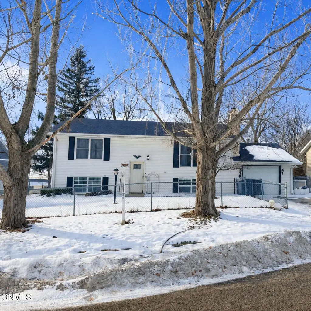 4813 E Roughrider Circle E, Mandan, ND 58554 - Image #1