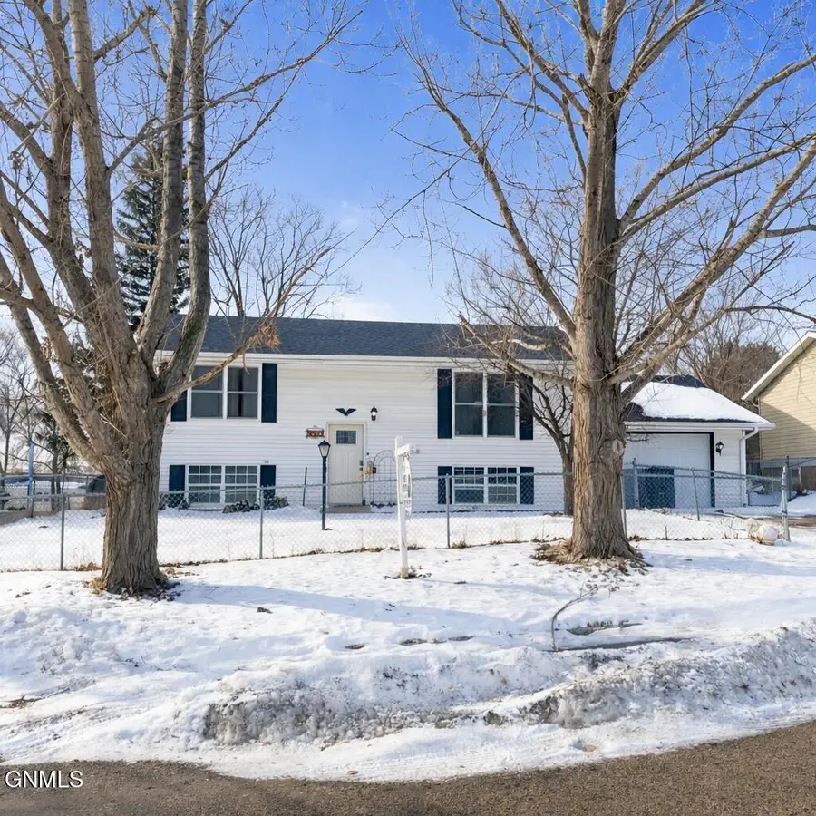 4813 E Roughrider Circle E, Mandan, ND 58554 - Image #2