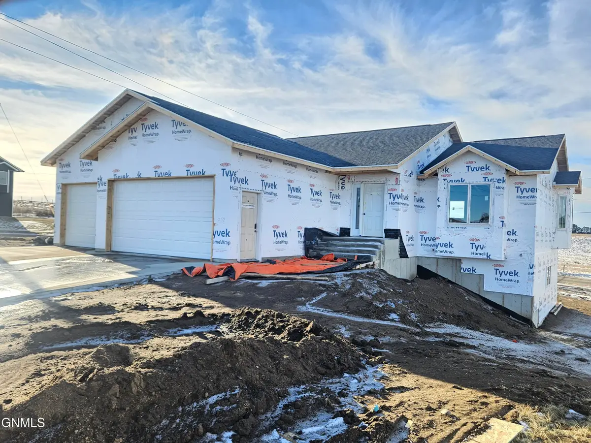 818 Cobblestone Loop Sw, Mandan, ND 58554 - Image #1