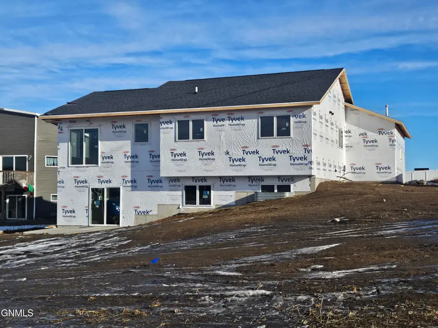 818 Cobblestone Loop Sw, Mandan, ND 58554 - Image #2