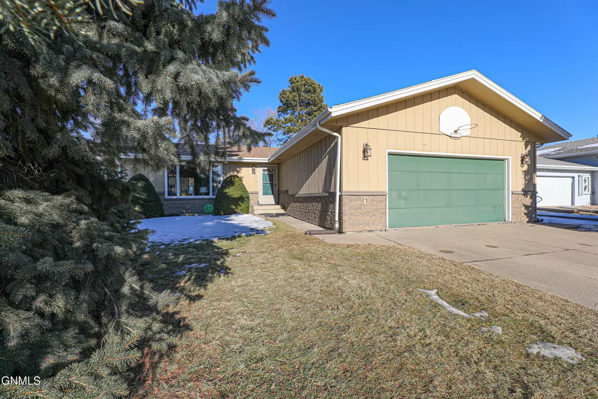 524 Weatherby Way, Bismarck, ND 58503 - Image #1