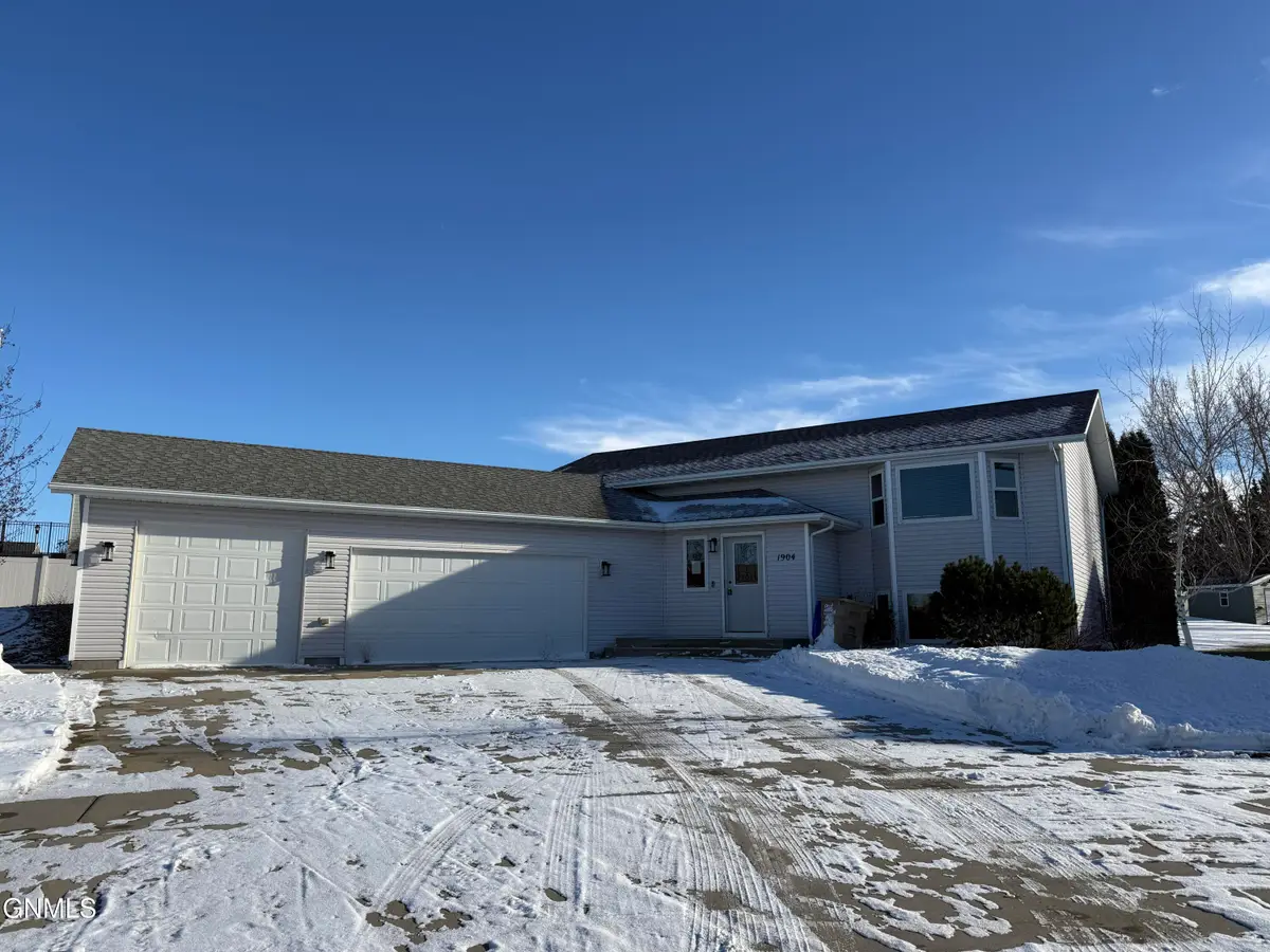 1904 Lakeside Street Nw, Minot, ND 58703 - Image #1