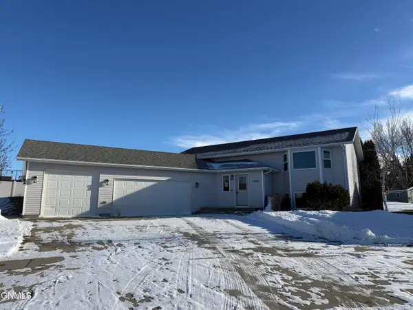 1904 Lakeside Street Nw, Minot, ND 58703