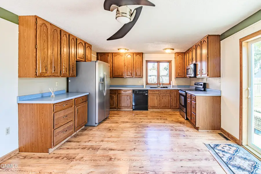 102 2nd Avenue Sw, Hazen, ND 58545 - Image #3