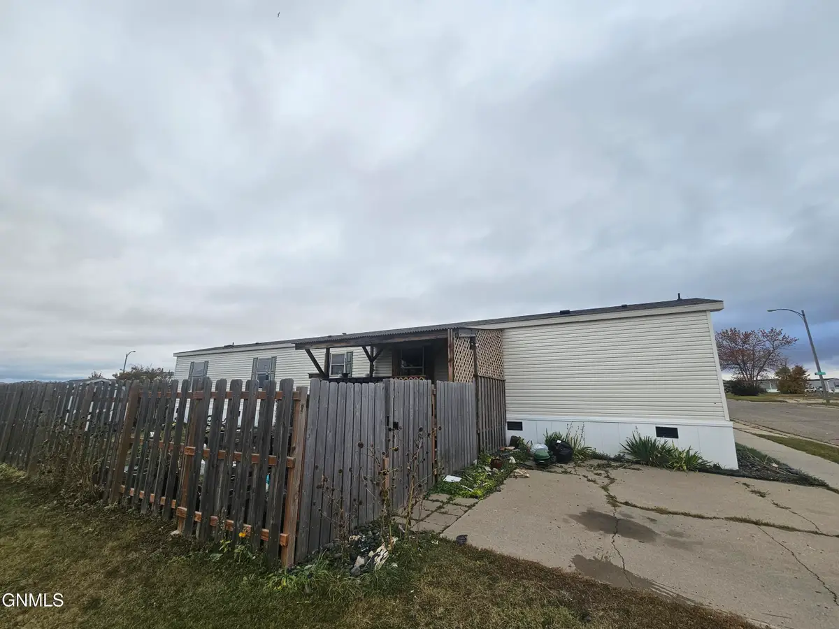 2207 38th Street W, Williston, ND 58801 - Image #1