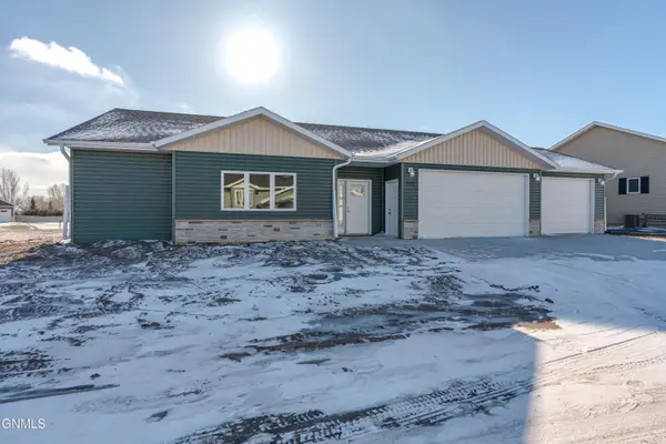 1233 Empire Circle, Bismarck, ND 58504