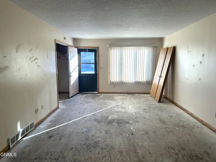 1414 8th Avenue Ne, Jamestown, ND 58401 - Image #2