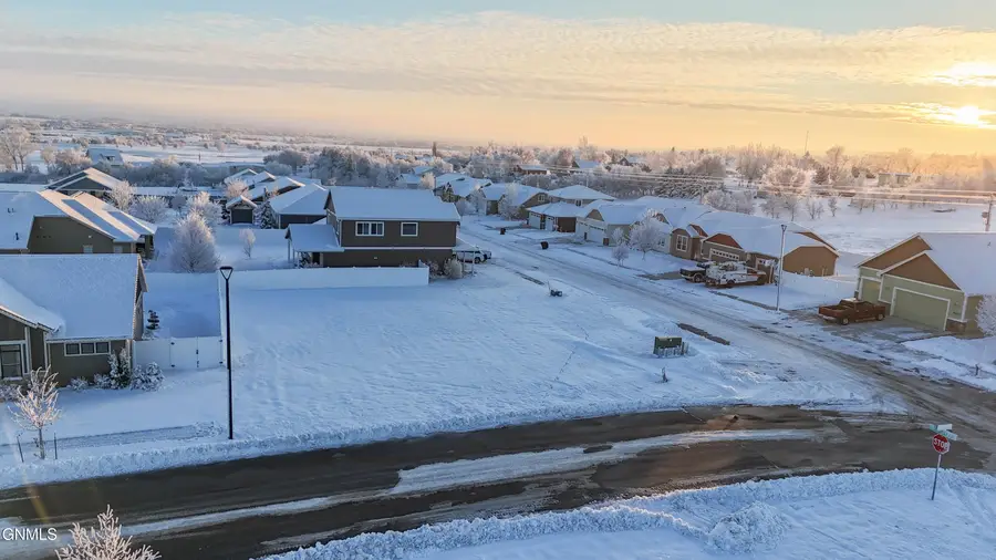 504 Wyatt Street, Williston, ND 58801 - Image #2