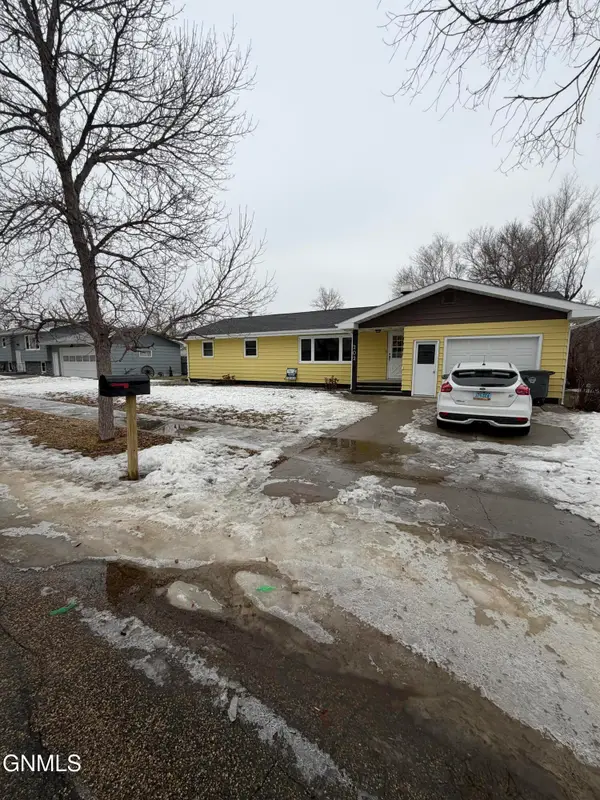 202 3rd Avenue Se, Crosby, ND 58730