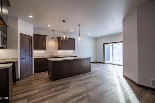 1006 Otter Creek Loop, Hazen, ND 58545