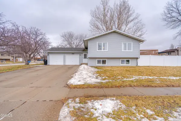 1701 Oakland Drive, Bismarck, ND 58504